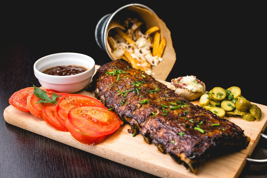 Rustikale Grillküche mit frisch zubereiteten Spezialitäten